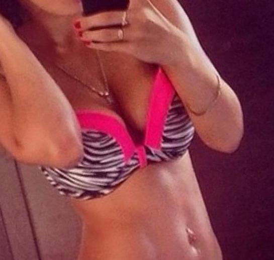 Жуынатын бөлмедегі жетілген әйелдің куннилингус